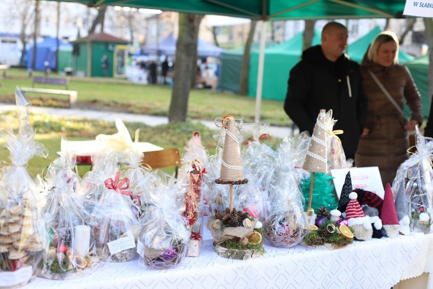 Świąteczne potrawy i ozdoby opanowały rynek w Busku Zdrój [ZDJĘCIA]