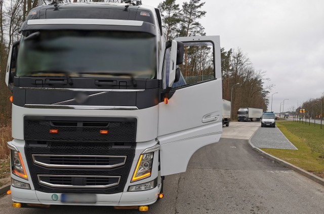 W piątek (4 marca), na krajowej „dziesiątce” przy wylocie ze Szczecina, patrol ITD zatrzymał do kontroli drogowej zestaw należący do polskiej firmy transportowej. Inspektorzy zwrócili uwagę na niedozwoloną liczbę świateł barwy pomarańczowej, które były zamontowane z przodu i po bokach ciągnika siodłowego.