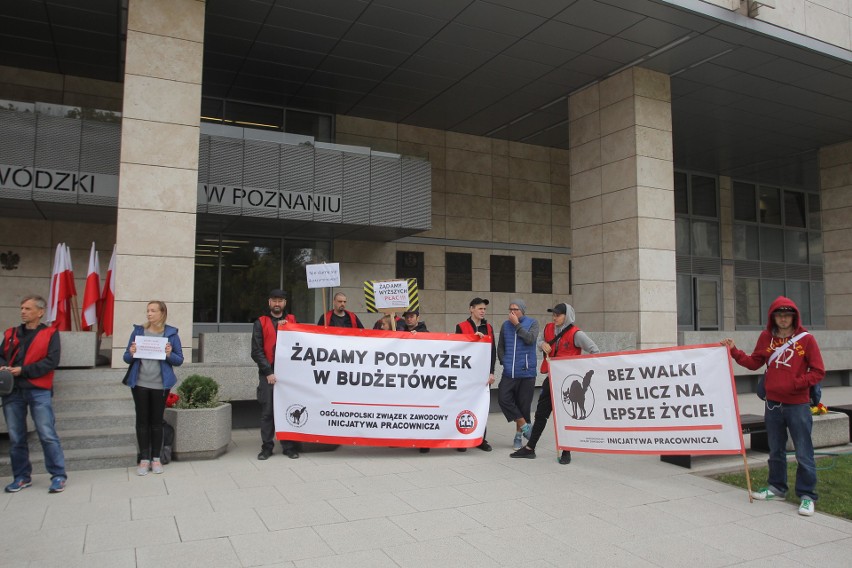 Poznań: Protest przed Urzędem Wojewódzkim. Pracownicy...