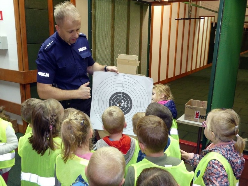 Prowadzący spotkanie policjanci opowiadali o swojej pracy...