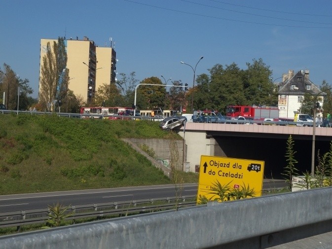 W Sosnowcu auto zawisło nad wiaduktem ZDJĘCIA