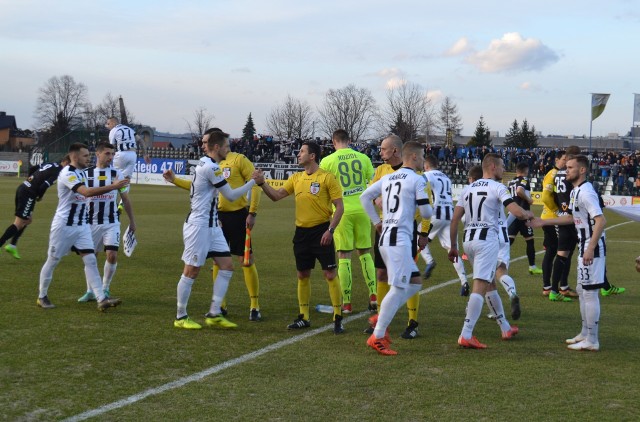 Bartłomiej Kasprzak (pierwszy z prawej) przyznaje, że Sandecji potrzeba jednej wygranej, by szybko powrócić na właściwe tory