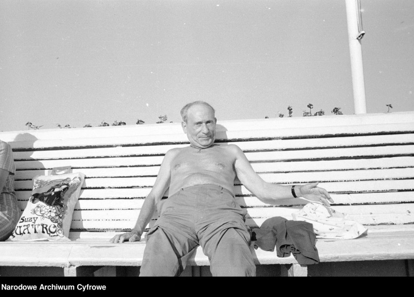 Pisarz Julian Stryjkowski na ławce w Sopocie. 1975 rok.