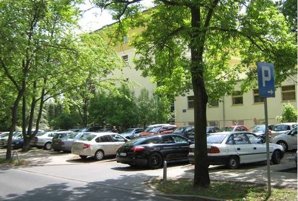 Parking przy szpitalu