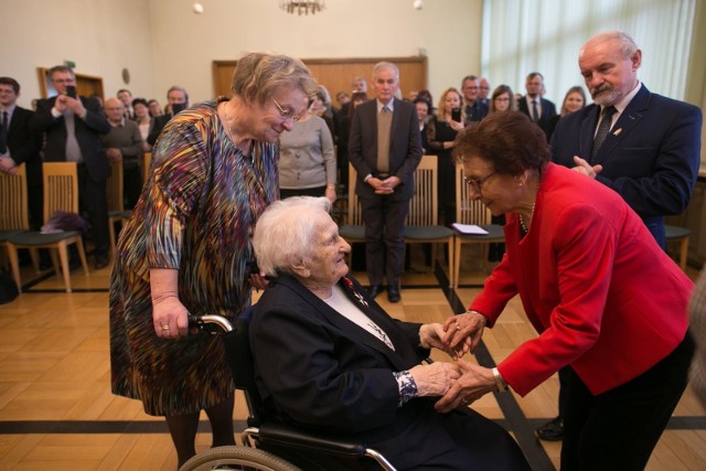 „Niesamowite kobiety Śląska Opolskiego”. Wernisaż wystawy w Opolskim Urzędzie Wojewódzkim. Gościem wernisażu była 103-letnia Bronisława Liguda-Kozak, na zdjęciu podczas rozmowy z profesor Dorotą Simonides.