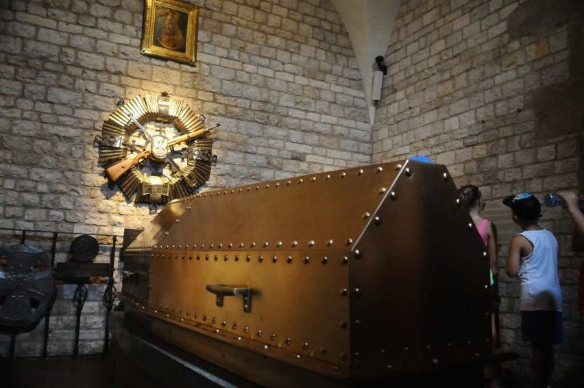 Sarkofag Józefa Piłsudskiego wrócił na Wawel. Już go można oglądać [AKTUALIZACJA, GALERIA]
