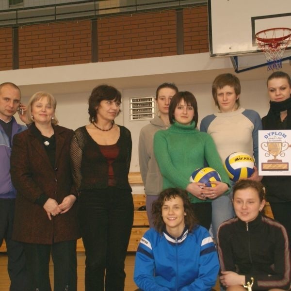 Zwycięska drużyna Gorące Laski w towarzystwie organizatorów.