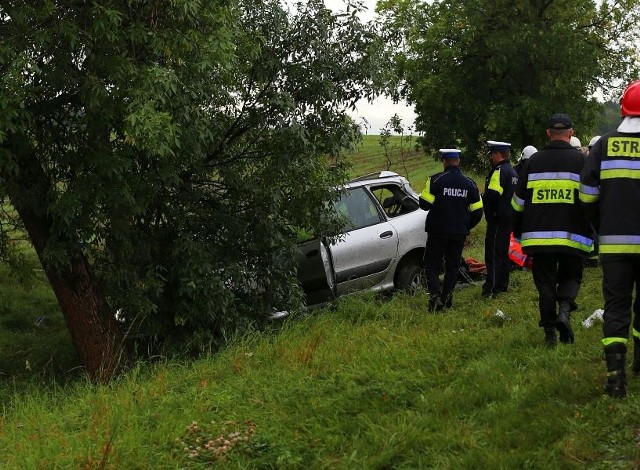 Wypadek na trasie Chojnice - Sępólno. Ucierpieli uczniowie z gminy Sępólno, którzy jechali do szkoły do Chojnic. Na miejsce zdarzenia przybyły dwa śmigłowce ratunkowe.Do wypadku doszło około godz. 7.30. Uczniowie jechali do Chojnic do szkoły. Na łuku przed miejscowością Zamarte auto wypadło z drogi. Na miejscu pojawiło się kilka karetek oraz dwa śmigłowce LPR, które zabrały najciężej poszkodowane osoby.