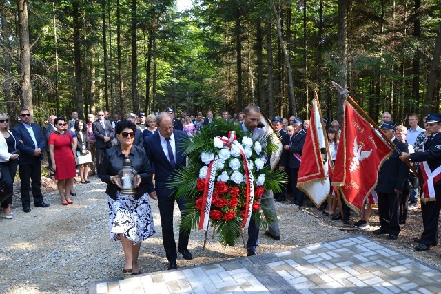 Wieniec pod pomnikiem zamordowanych mieszkańców złożyli między innymi radna gminy, Grażyna Wojtachnia, wójt Andrzej Gąsior oraz przewodniczący Rady Gminy, Sylwester Kozłowski.