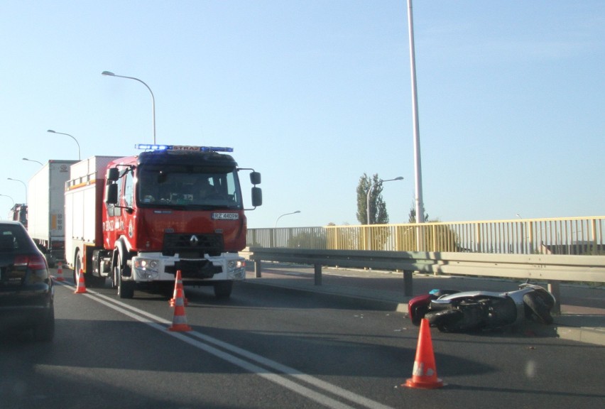 Zderzenie w Tarnobrzegu. Motorowerzysta potrącony przez tira (ZDJĘCIA)