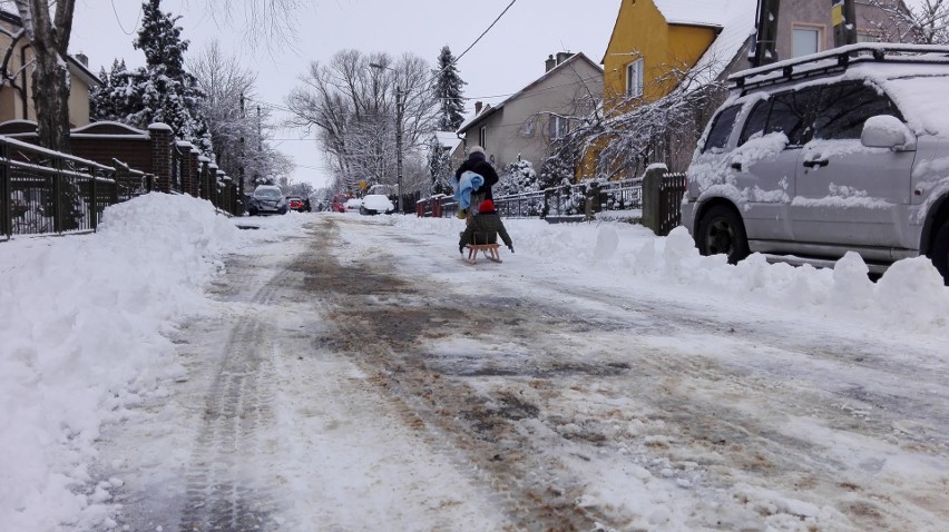 Zima tradycyjnie zaskoczyła drogowców i służby, które...