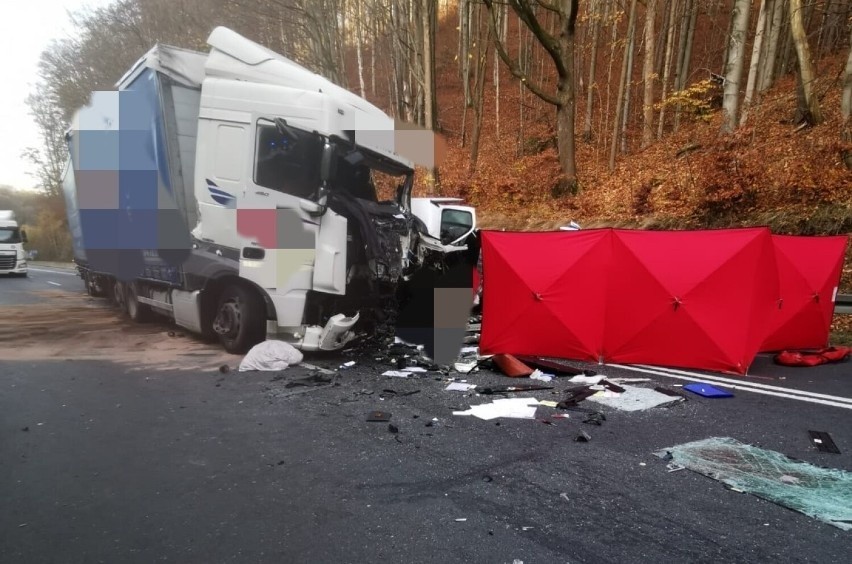 Śmiertelny wypadek na DK-8 pod Dusznikami-Zdrój. Droga jest zablokowana! [ZDJĘCIA]