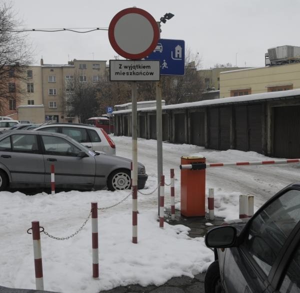 Dziedziniec pomiędzy ulicami Kościuszki i Krakowską dziś wypełniają samochody, garaże, szlabany i blokady. Miasto chciałoby, aby ten teren zmienił się w przyszłości w miejsce, którędy będzie można spokojnie przejść. Taką zmianę zapisano w projekcie planu zagospodarowania przestrzennego.