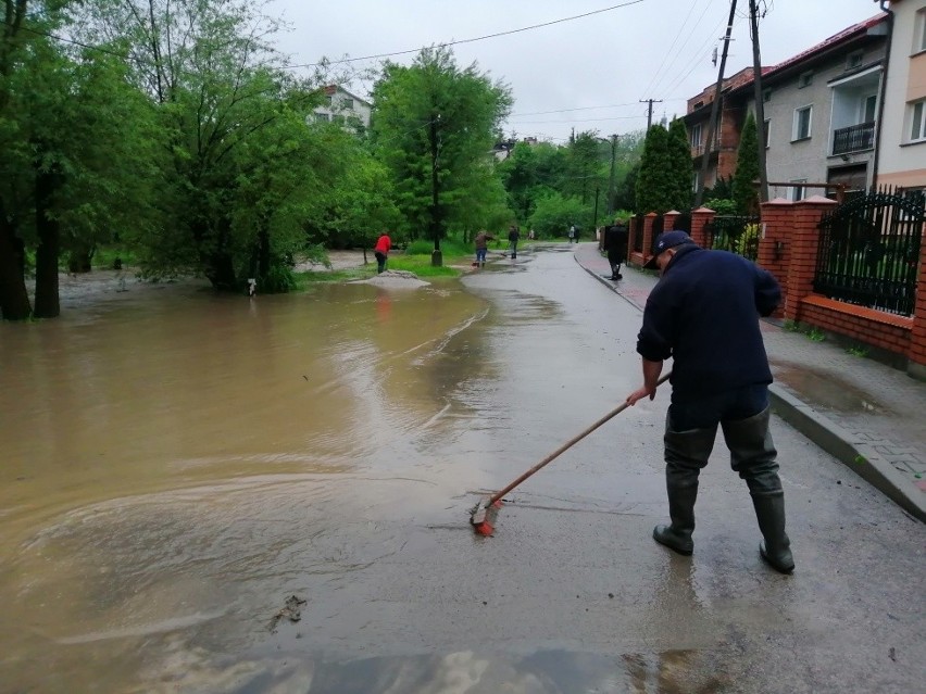 Gminy liczą straty po podtopieniach. Trwa sprzątanie błota z dróg i rowów, naprawy jezdni i poboczy [ZDJĘCIA]