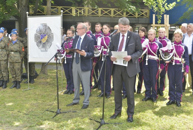 Uroczystość poprowadzili inicjatorzy budowy pominka, na pierwszym planie Andrzej Mędrzycki i Jarosław Kowalik.