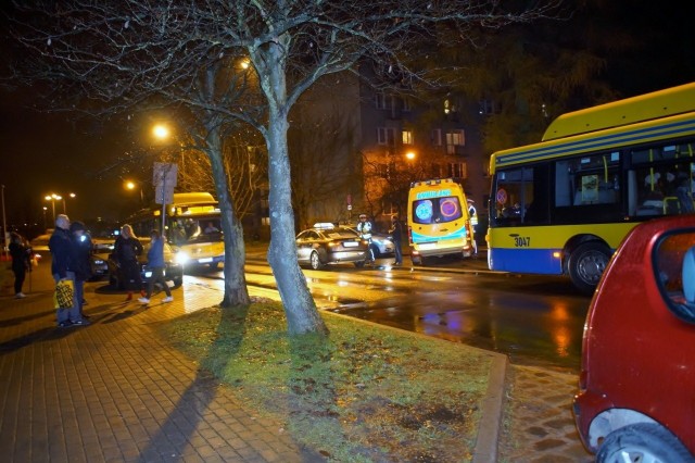 W sobotę po godz. 17., kierujący samochodem osobowym Audi A4 mężczyzna, jednej ze słupskich korporacji taksówkowych, jadąc ulicą Banacha w dół, potrącił na przejściu dla pieszych kobietę z dwójką jej dzieci w wieku 6 i 7 lat. Potrącone osoby zostały odwiezione do słupskiego szpitala. Potrąconym nic groźnego się nie stało. Zdarzenie zakwalifikowano jako kolizję. 