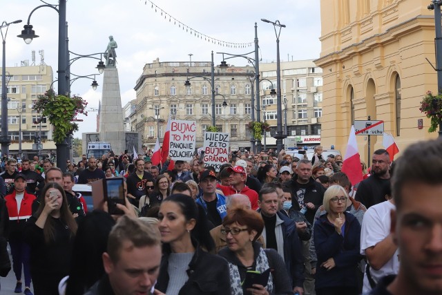 Jaki będzie rok 2022? Czy epidemia się skończy? Czy zagrozi nam Omikron? Czy pojawią się nowe konflikty i zagrożenia? Co z polską gospodarką? Na te pytania odpowiedziała nam wróżka Bernadetta z Łodzi. Co przepowiadają karty Tarota na rok 2022 dla Łodzi, Polski i świata? Sprawdźcie!DALEJ >>>>.