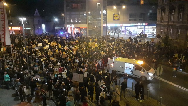 Strajk Kobiet w Bielsku-Białej q środę 28 października zgromadził kilka tysięcy osób