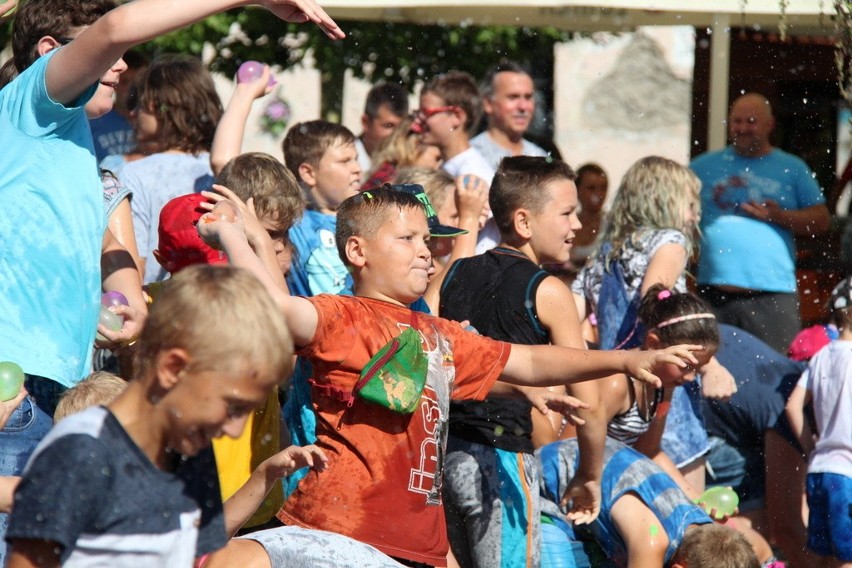 To już trzecia bitwa na balony z wodą na czeladzkim rynku