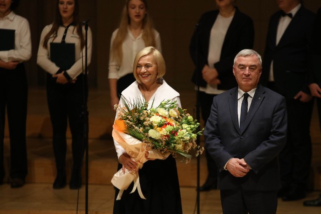 Uroczystą inaugurację rozpoczęli marszałek Andrzej Bętkowski i wicemarszałek  Renata Janik. Więcej na kolejnych zdjęciach.