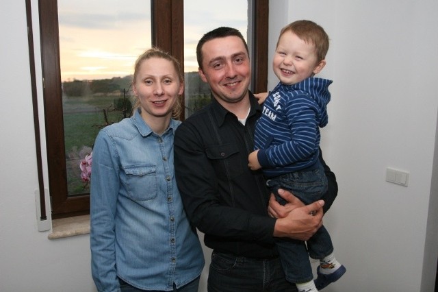 Nasz olimpijczyk w łucznictwie Rafał Dobrowolski z żoną Anią i synem Kacperkiem mieszka w Szewcach... 