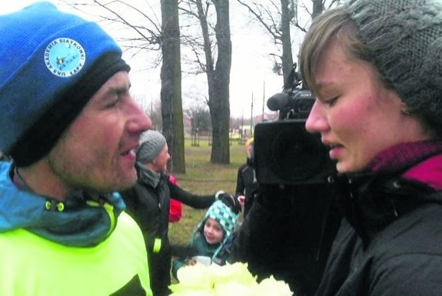 Gdy Dariusz Strychalski przekroczył linię mety wpadł prosto w ramiona Asi Sardyńskiej, na której operację zbierał pieniądze.