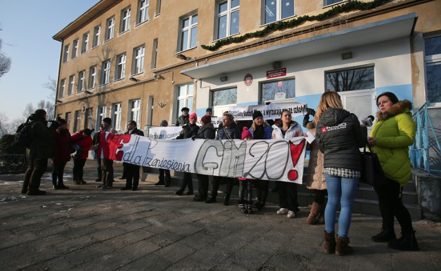 Rodzice uczniów Gimnazjum nr 20 kilka razy protestowali przeciwko przeniesienu szkoły do gmachu XI LO. Bezskutecznie