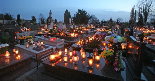 Rodzinne spotkania na cmentarzach to z pewnością ogromne ryzyko, dlatego pojawiły się apele, by w miarę możliwości zrezygnować z wizyt na cmentarzu w dniu 1 listopada, a nawiedzać nekropolie zarówno przed jak i po Wszystkich Świętych.
