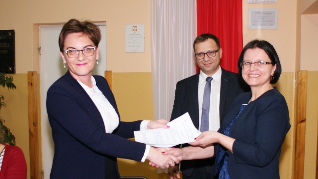 Wójt Marzena Bernat i Barbara Pikus podpisały porozumienie w sprawie przyszłości szkoły w Rudzie.