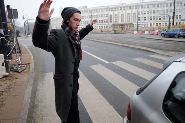 Skrzyżowanie na placu Teatralnym. Sygnalizacja świetlna wyłączona, kierowca nie zatrzymał się przed pasami i omal  nie potrącił  Bartka 