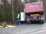 Śmiertelny wypadek w Żabnie (gm. Brusy). Auto osobowe zderzyło się z ciężarówką. Nie żyje 53-letni mężczyzna [zdjęcia, wideo] 