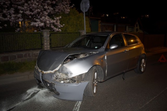 Kierujący Alfa Romeo wymusił pierwszeństwo przejazdu na jadącym ul. Chrobrego, BMW. Straż pożarna zabezpieczała miejsce kolizji i zneutralizowała płyny eksploatacyjne z uszkodzonych pojazdów. Na szczęście, w kolizji nikt nie ucierpiał.