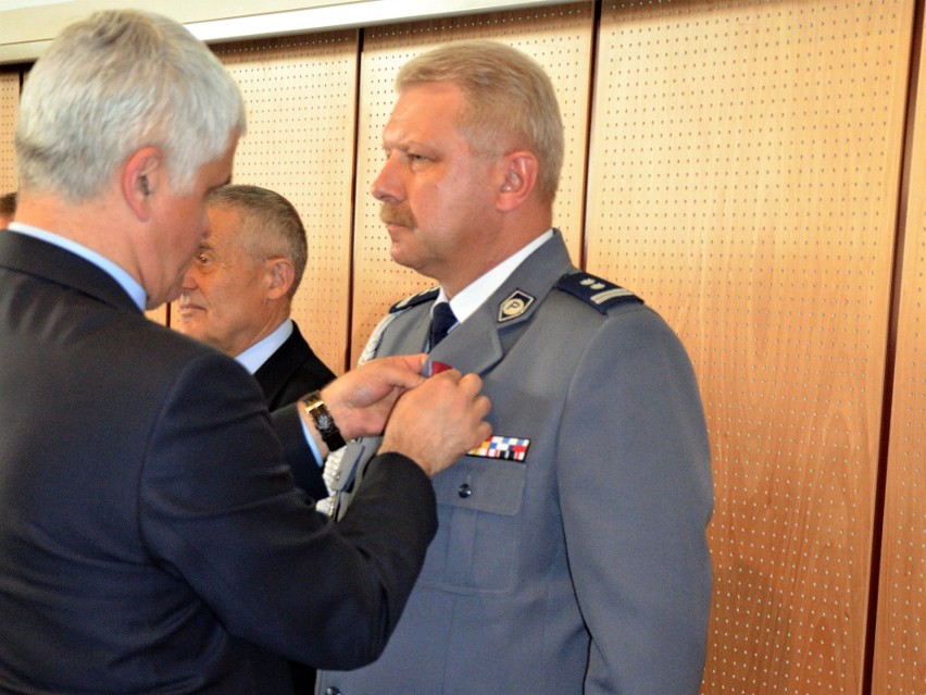 Komendant Powiatowy Policji w Augustowie odznaczony Brązowym Krzyżem Zasługi (zdjęcia)