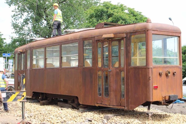 Wagon tramwajowy z 1959 roku stanął na rondzie w Rudzie Śląskiej - Chebziu