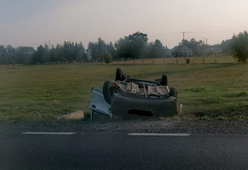 Antonie. Zderzenie fiata z audi na DK53, 2.09.2019. Fiat wywrócił się na dach