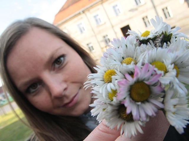 - Kwiatki rosną na trawnikach oraz nad Obrą i Paklicą - mówi Patrycja Klarecka z Urzędu Miejskiego w Międzyrzeczu.