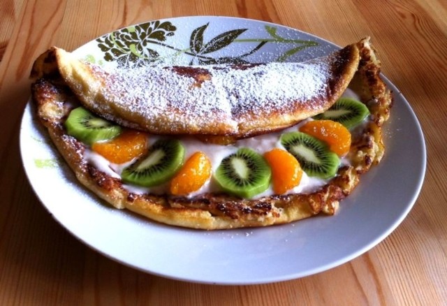 Omlet bananowy podajemy w całości albo przekrojony.