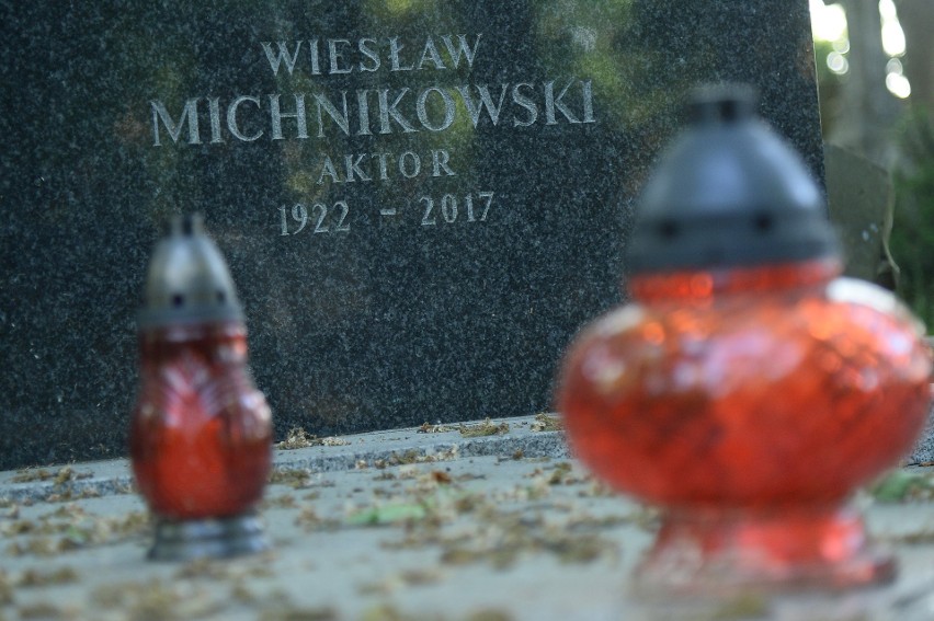 Michnikowski był królem uśmiechu. Tak teraz wygląda jego grób
