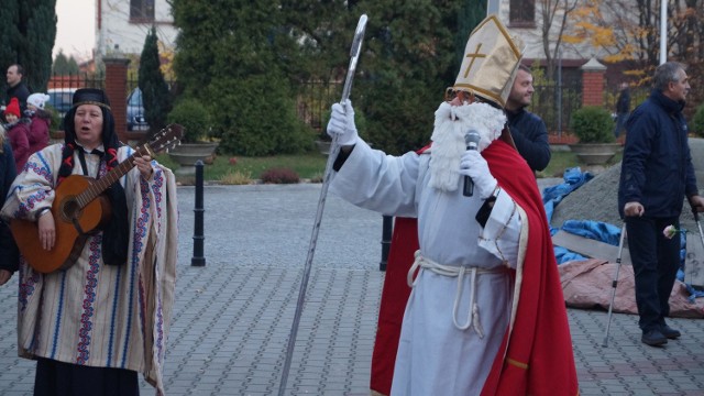 Przed kościołem Najświętszego Serca Pana Jezusa przy ul. Witczaka w Jastrzębiu-Zdroju pojawiły się tłumy, które wzięły udział w pochodzie Wszystkich Świętych. Najmłodsi, nieco starsi i najstarsi - bez wyjątku! Część z nich przebrała się nawet za świętych. Były śpiewy, tańce i dobra zabawa. Cały pochód przebiegł w radosnej atmosferze. Zobaczcie kolejne zdjęcia - skorzystajcie ze strzałek >>>