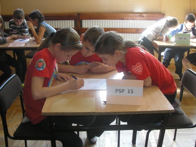 Wiktoria Farbiś, Maciej Glibowski i Adrianna Podlewska z podstawówki numer 15 dzielnie pracowali, by zająć pierwse miejsce w turnieju.