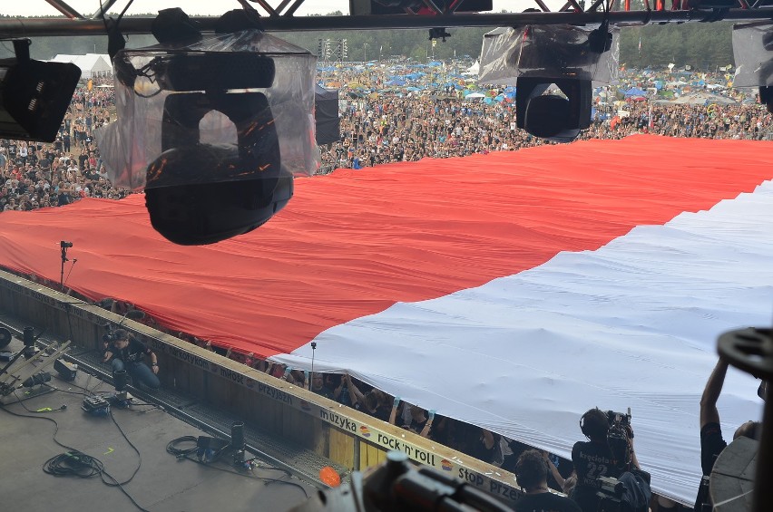 Ogromna flaga Polski na Przystanku Woodstock 2016.