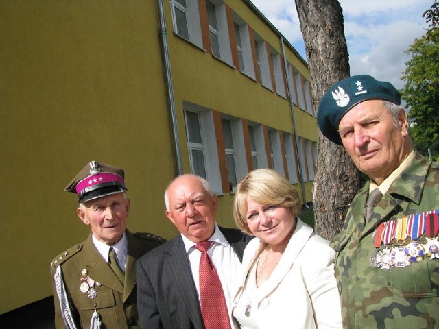 Z dumą przed Zespołem Szkół stoją (od prawej) Ryszard Chromiński, Grażyna Grela, Kazimierz Kawecki i Ksawery Czuczejko. 
