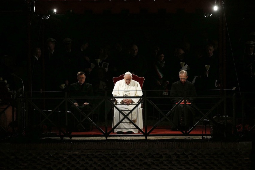 Rzym: Papież Franciszek podczas drogi krzyżowej w Koloseum...