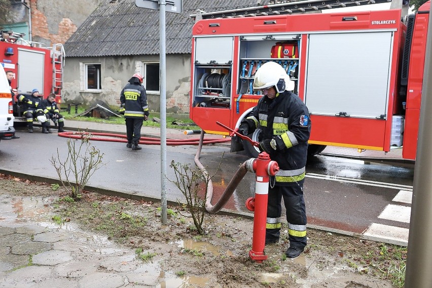 Kołbaskowo: Tragiczny pożar budynku jednorodzinnego. W spalonym domu strażacy znaleźli zwłoki mężczyzny