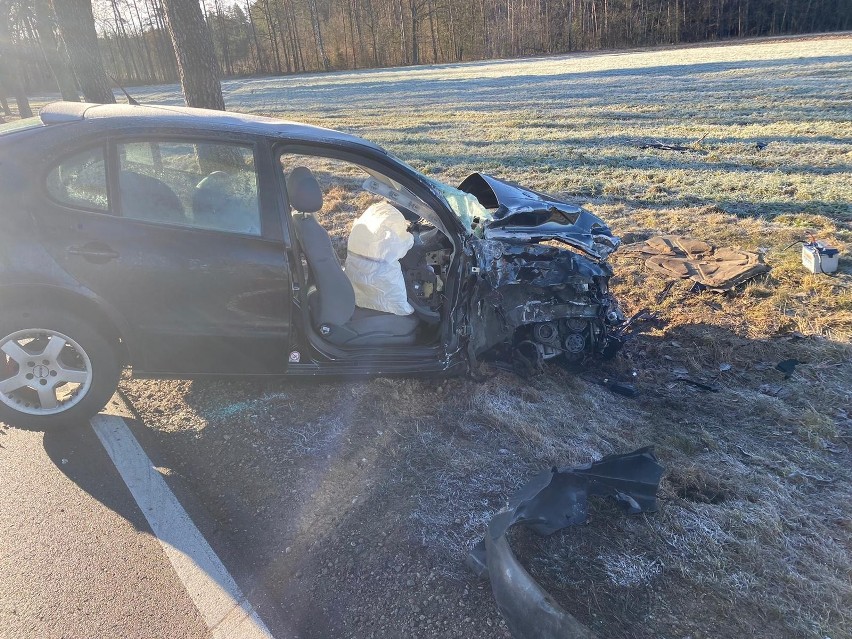 Mały Płock. Wypadek na DK 63 na trasie Kolno - Łomża. Seat zderzył się z fordem. Dwie osoby ranne [ZDJĘCIA]