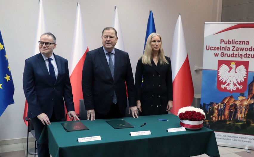 Umowa pomiędzy WZU (prezes Piotr Tefelski w środku) i...
