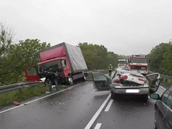 Do wypadku doszło około godziny 8:30. Na drodze krajowej nr 10 zderzył się samochód ciężarowy z osobowym.