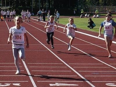 Jeden z biegów na 60 metrów dziewcząt Fot. Zdzisław Karaś