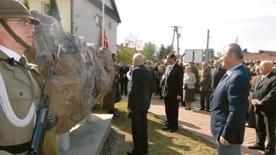 Synowie pomordowanych ludowców z Rzeszotar odsłaniali obelisk wspólnie z samorządowcami Fot. Barbara Ciryt