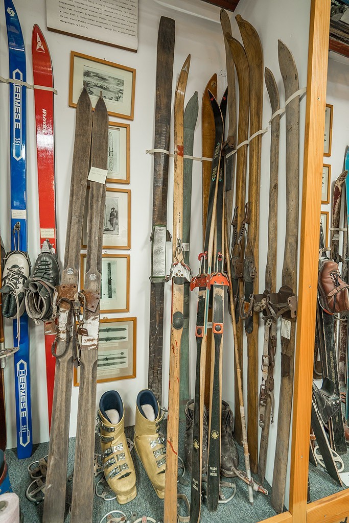 W Piwnicznej można zobaczyć dawny sprzęt narciarski 